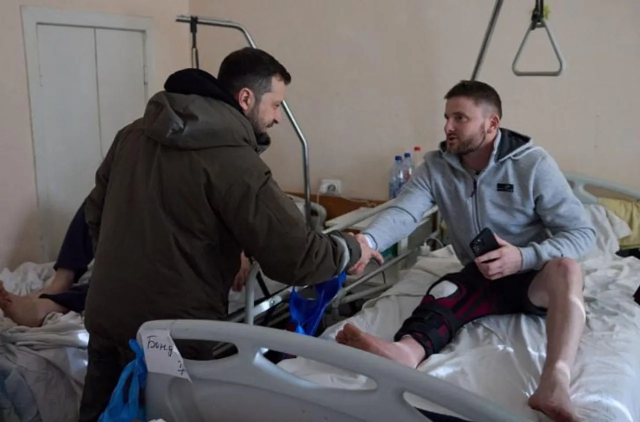 জেলেনস্কি খারকিভ ভ্রমণ করেন এবং আহত সৈন্যদের সঙ্গে দেখা করেন