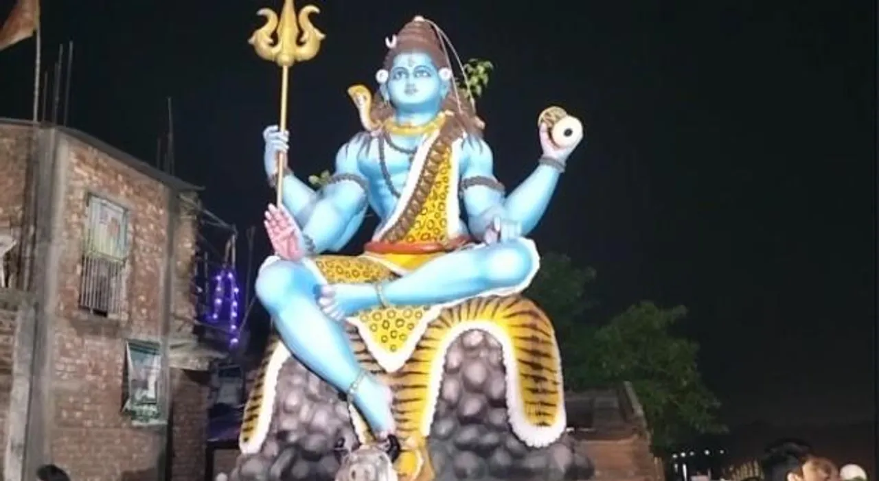 উদীয়মান সূর্যকে অর্ঘ্য নিবেদন করে ব্রত ভাঙলেন হাজার হাজার ভক্ত