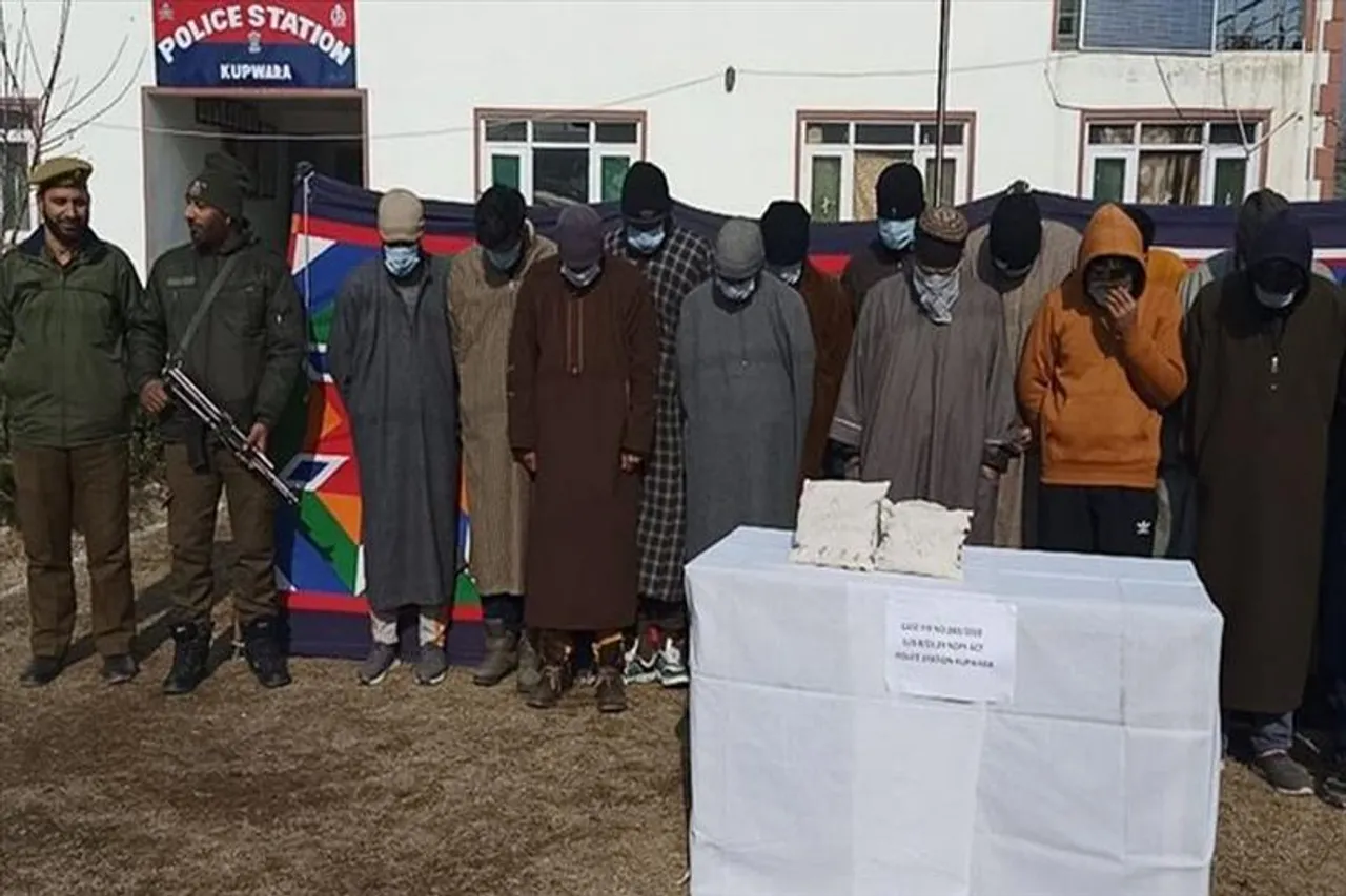 কাশ্মীরে গ্রেফতার ৫ জন পুলিশ সহ বহু