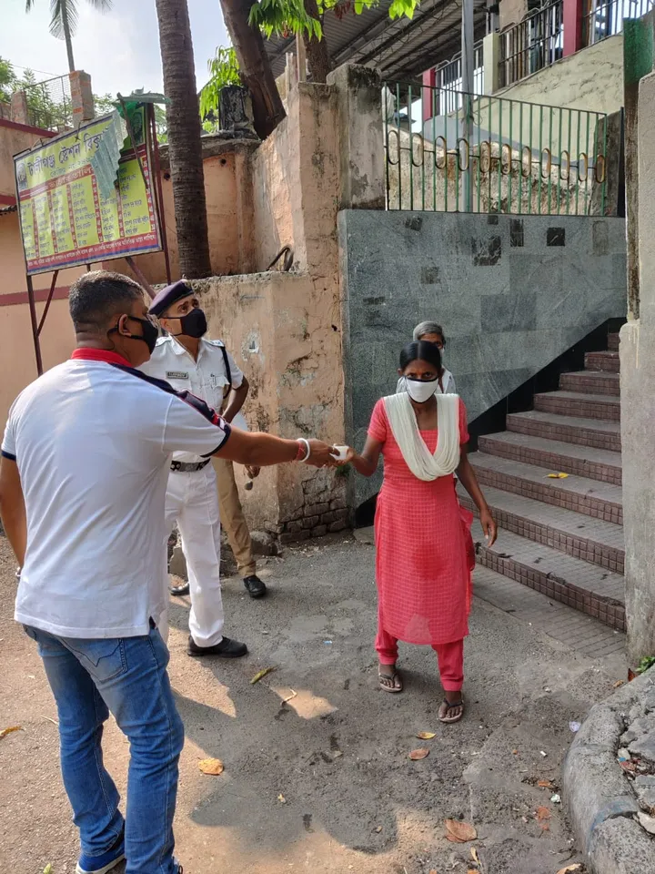 করোনাকালে যৌন কর্মীদের পাশে কলকাতা পুলিশ