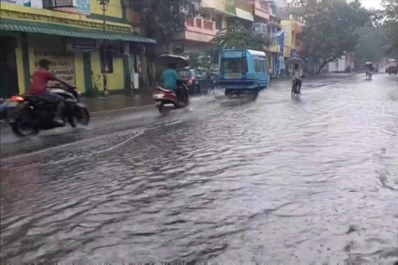 আকস্মিক বৃষ্টির জেরে জলমগ্ন বহু এলাকা