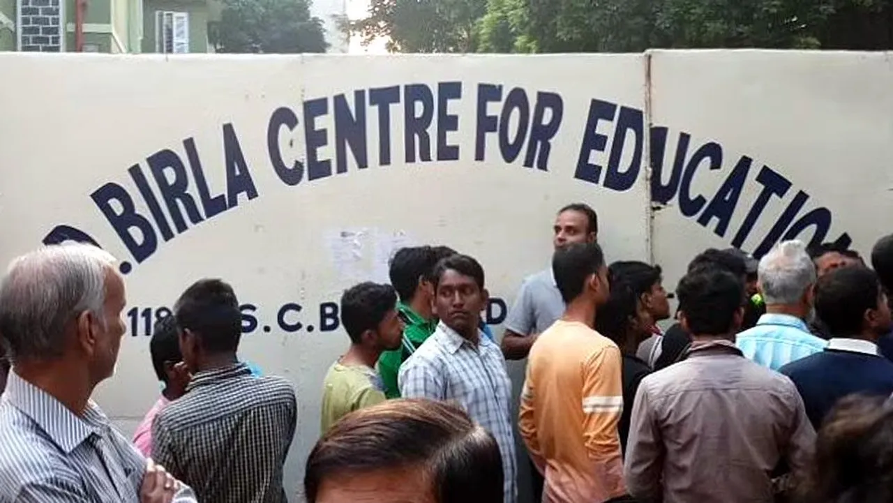 পড়ুয়াদের রিপোর্ট কার্ডে ফি মেটানোর অনুরোধ