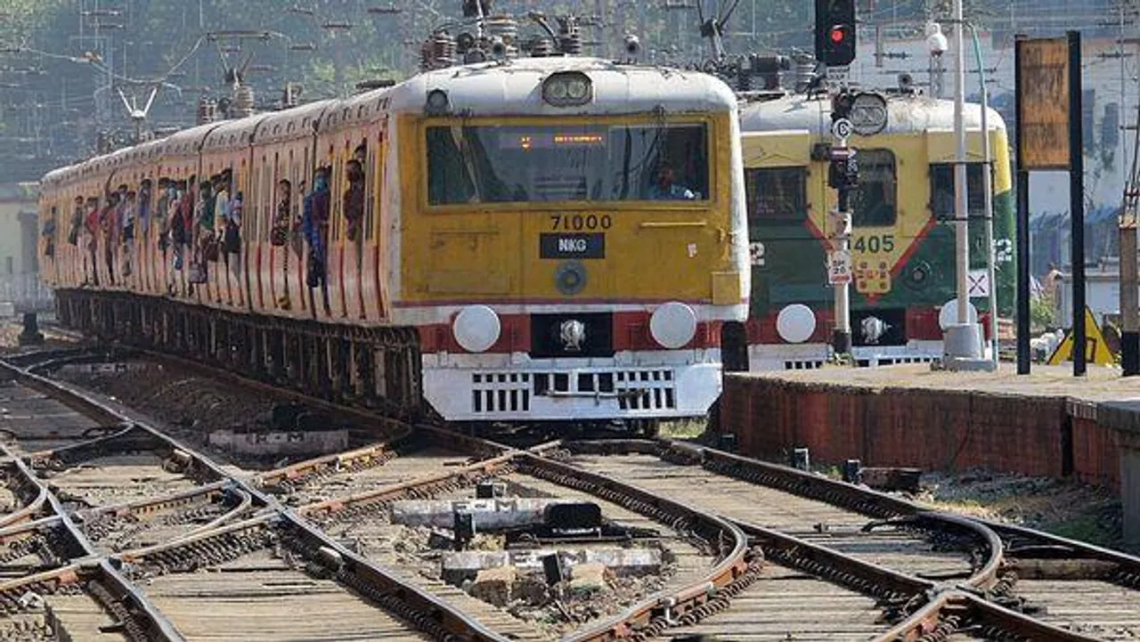 পুজোয় সারারাত চলবে লোকাল ট্রেন