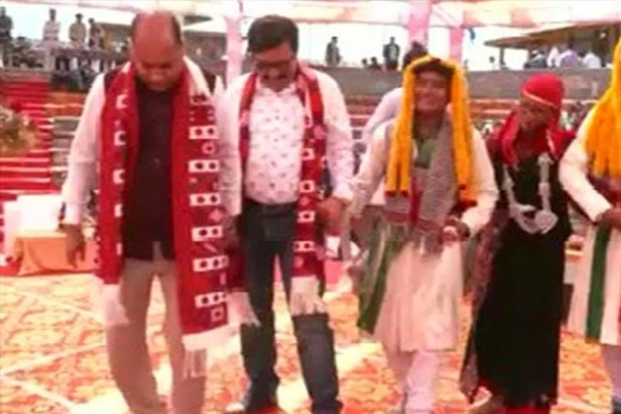 ভাইরাল লোক শিল্পীদের সাথে মুখ্যমন্ত্রীর নাচের ভিডিও