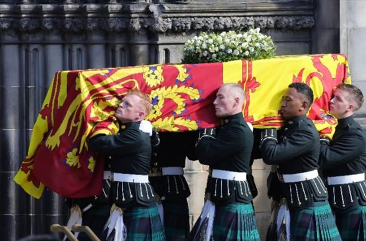 সেন্ট জাইলস ক্যাথিড্রালে পৌঁছেছে রানীর কফিন