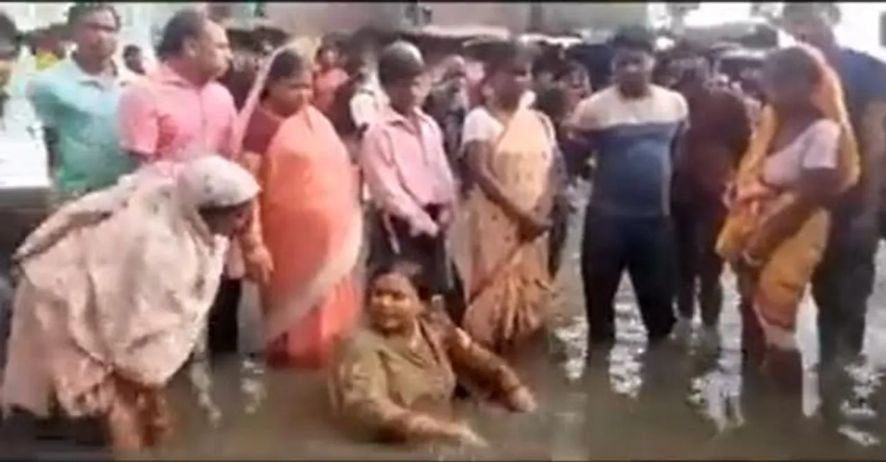 জলবন্দি ১৩৩ নম্বর জাতীয় সড়ক, প্রতীকী স্নান করে অভিনব প্রতিবাদ কংগ্রেস বিধায়কের