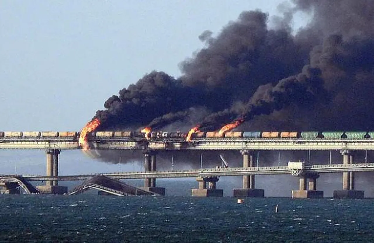 বিস্ফোরণের পর ক্রিমিয়া সেতুর নিরাপত্তা বাড়ালেন পুতিন