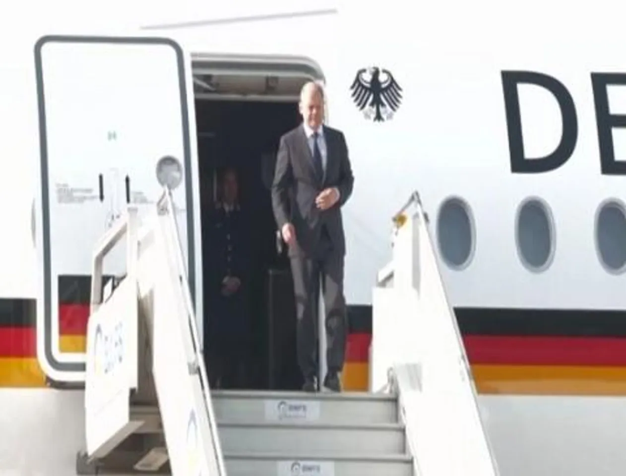 দিল্লি বিমানবন্দরে পৌঁছালেন জার্মান চ্যান্সেলর ওলাফ শোলজ