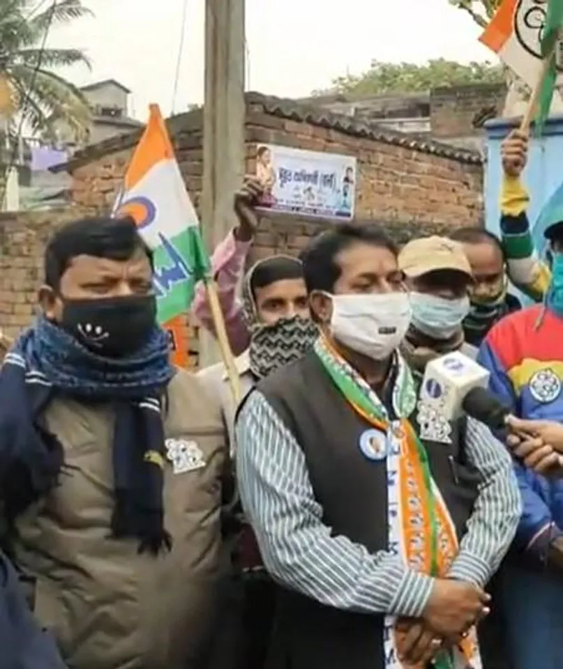 ডোর টু ডোর প্রচারে ব্যস্ত তৃণমূল কংগ্রেস প্রার্থী