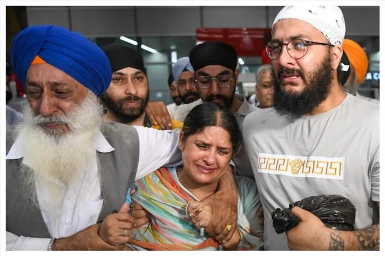 আফগানিস্তান থেকে উদ্ধার ৫৫ হিন্দু শিখ