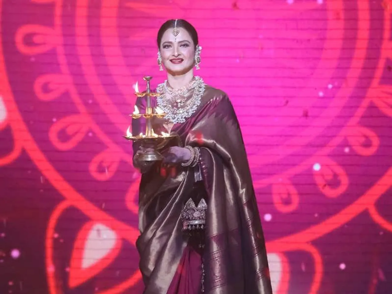 ' আমি  অভিনেত্রী হতেই চাইনি, আমি মা ও স্ত্রী হতে চেয়েছিলাম', রেখা