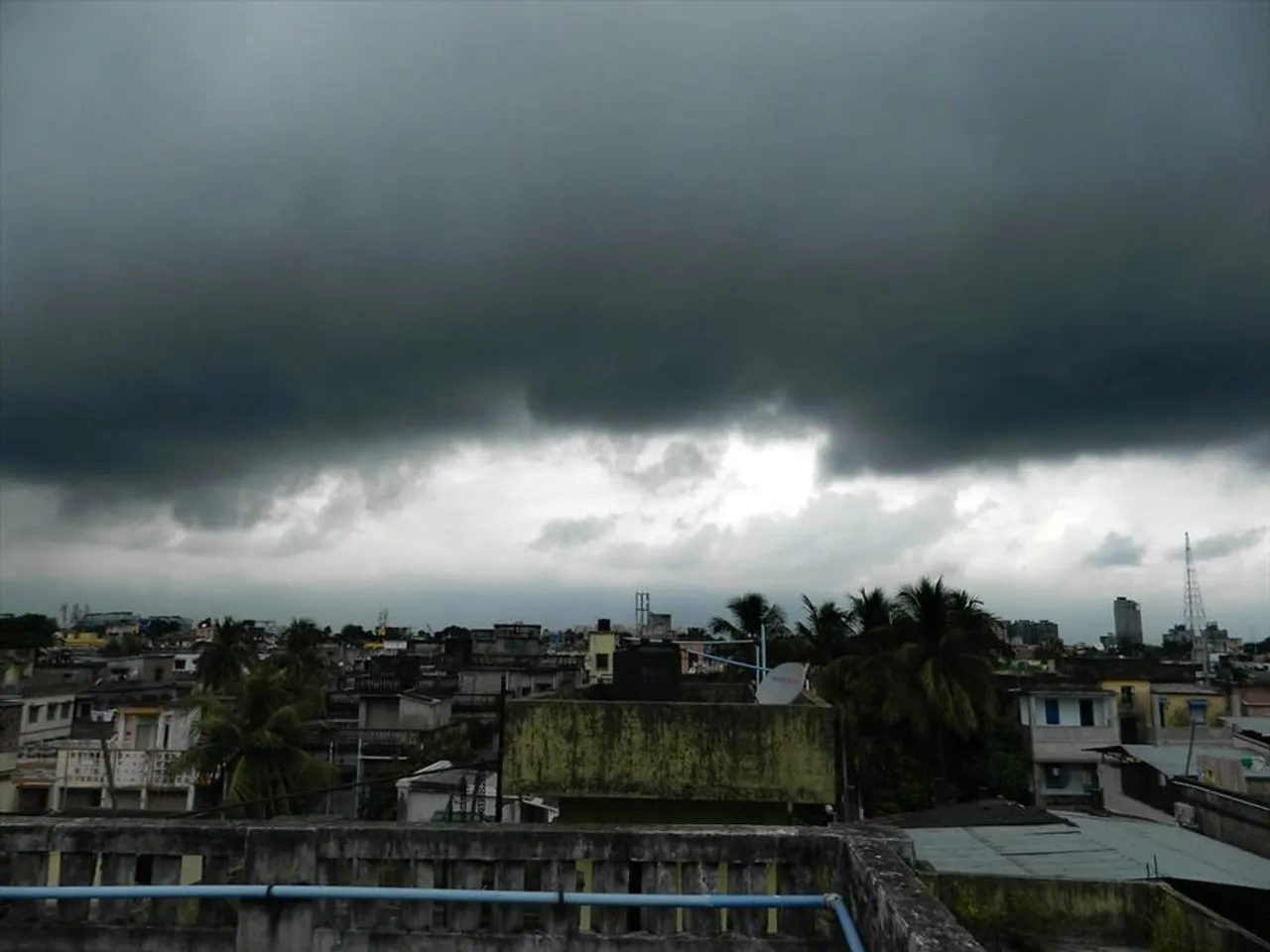 মেঘাচ্ছন্ন কলকাতা ও পার্শ্ববর্তী এলাকা