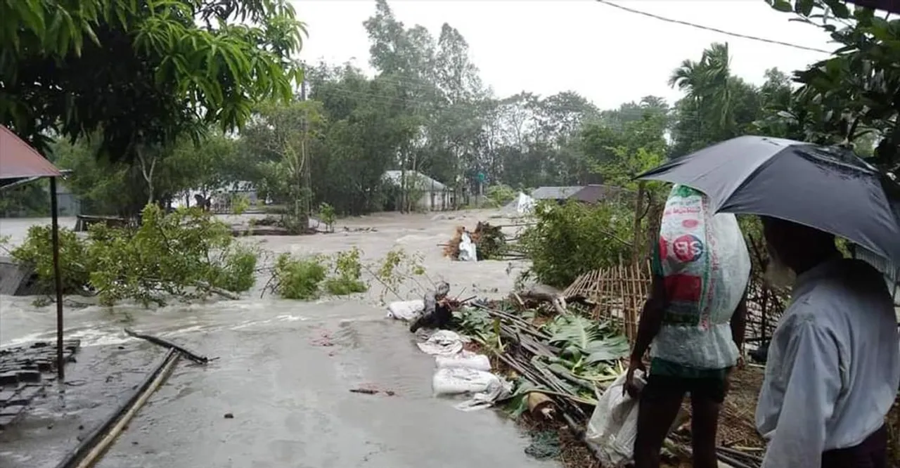 ভারী বৃষ্টিতে বিধ্বস্ত বাংলাদেশ, বাড়ছে জলস্তর