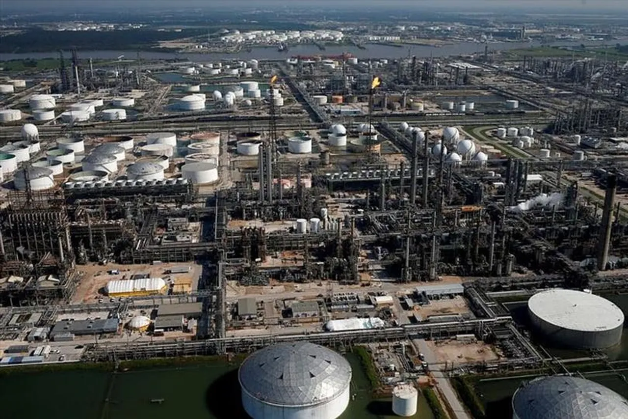 টেক্সাসে টর্নেডোর কারণে শোধনাগার বিপদগ্রস্ত