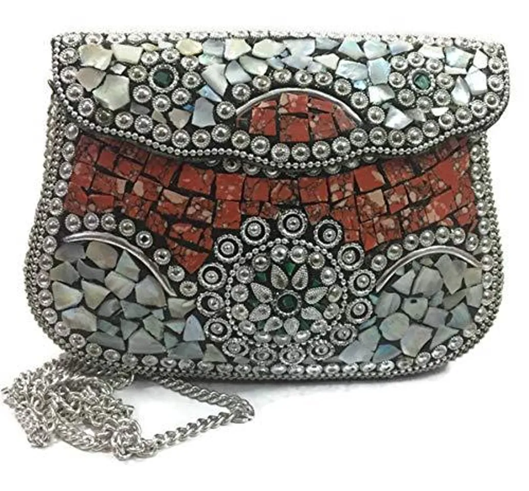 পুজোয় সাবেকি পোশাকের সঙ্গে মানানসই ব্যাগ