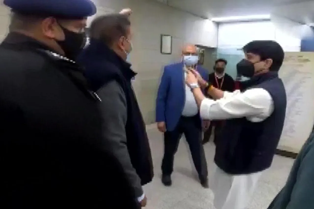 হঠাতই বিমানবন্দরে হাজির হলেন কেন্দ্রীয় মন্ত্রী