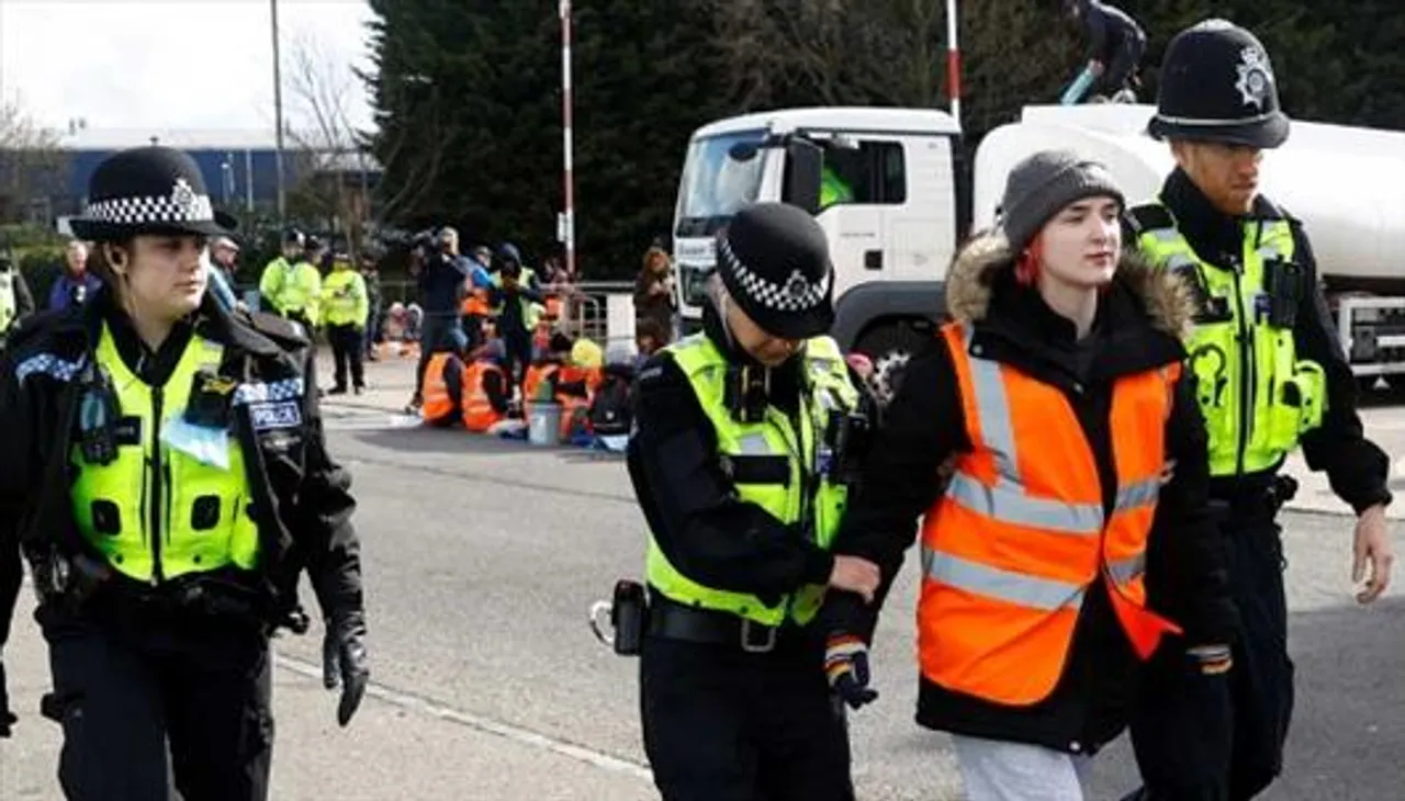 মহিলাদের পোশাক খুলিয়ে তল্লাশি! নয়া নির্দেশিকা ঘিরে বিতর্ক