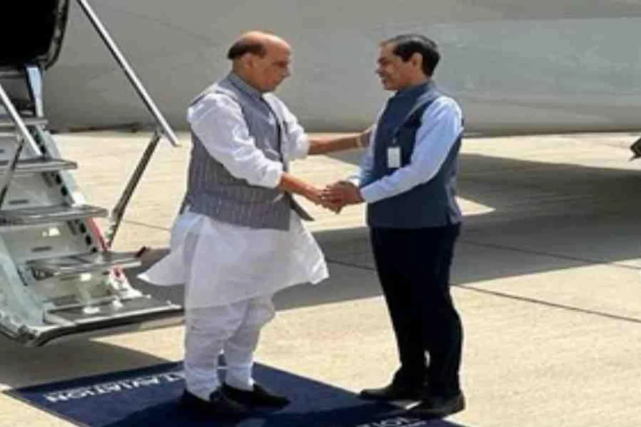 রাজনাথ সিংকে স্বাগত জানানো হল দুবাই বিমানবন্দরে