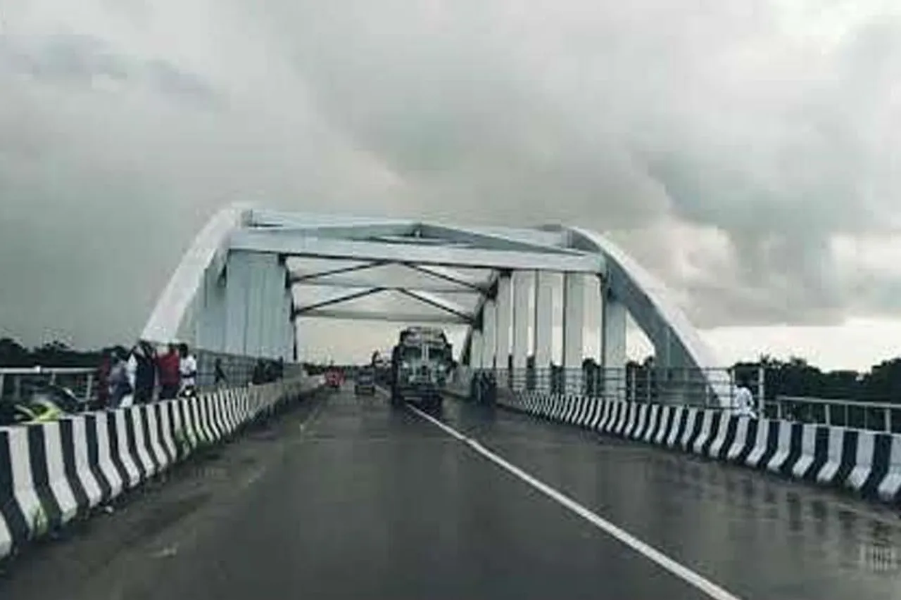 টানা বৃষ্টিতে ভাঙল সেতুর চাঙড়, বড়সড় দুর্ঘটনার আশঙ্কা