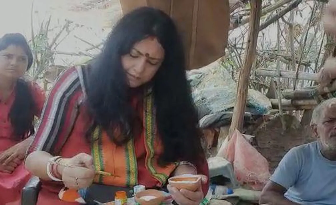 কুমোর পাড়ায় গিয়ে প্রাচীন মৃৎশিল্পকে বাঁচানোর আহ্বান বিধায়কের