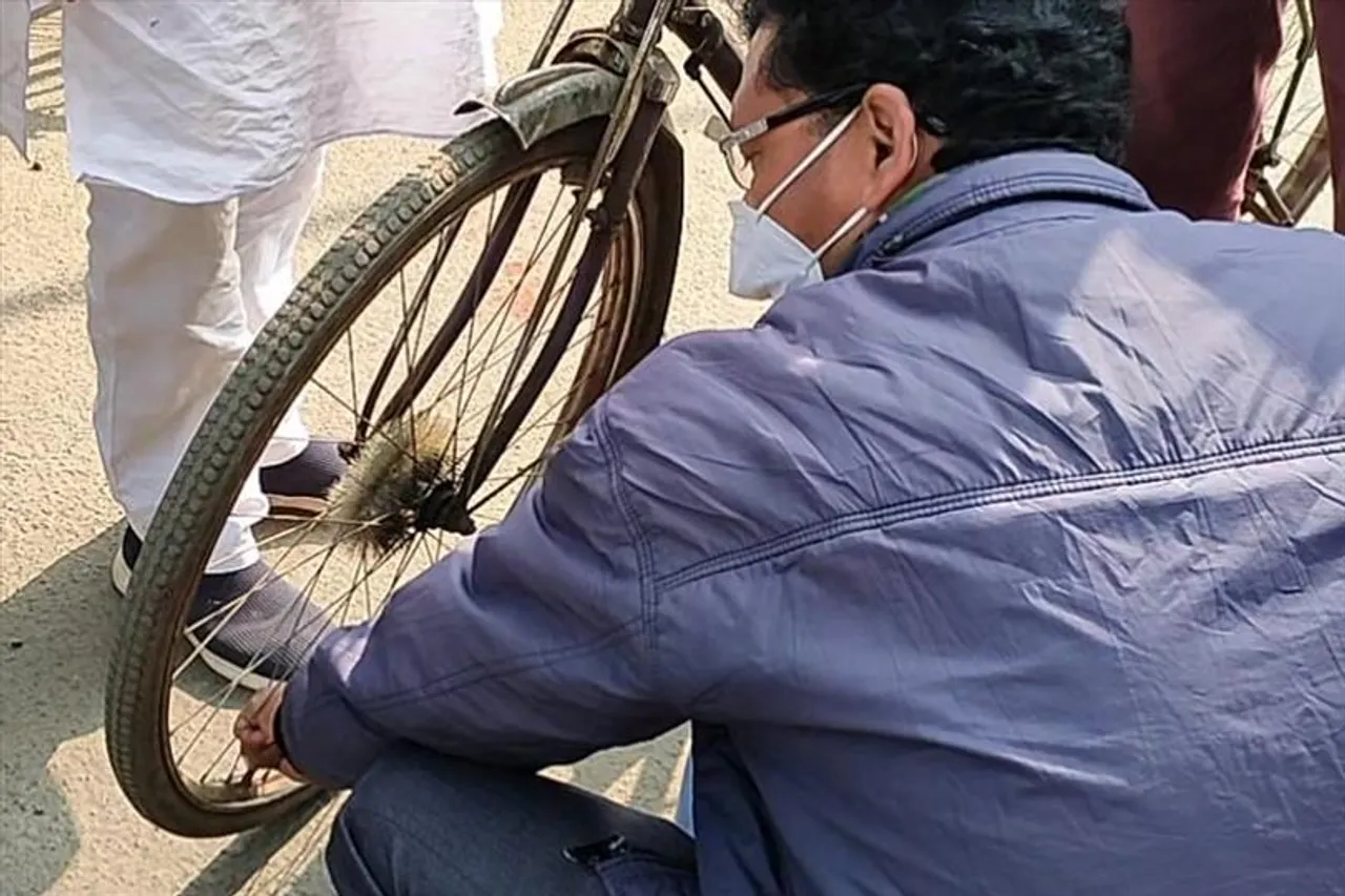 মাস্কহীনদের সাইকেলের হাওয়া খুললেন পৌরকর্তারা