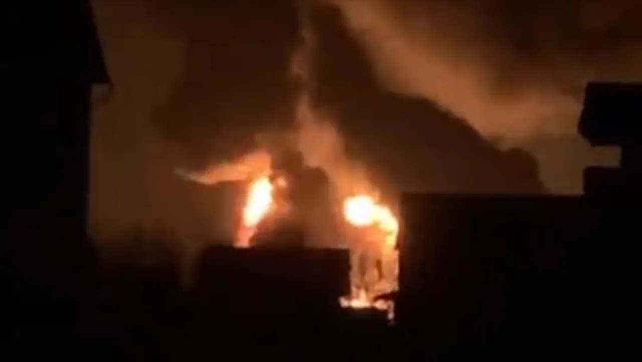 রাশিয়ান বিমান হামলায় ধ্বংস জ্বালানী ডিপো