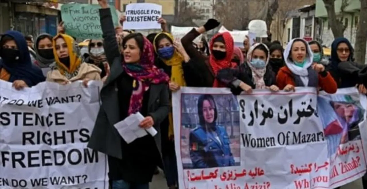 আন্দোলনরত মহিলাদের আটকাতে গোলমরিচ স্প্রে!