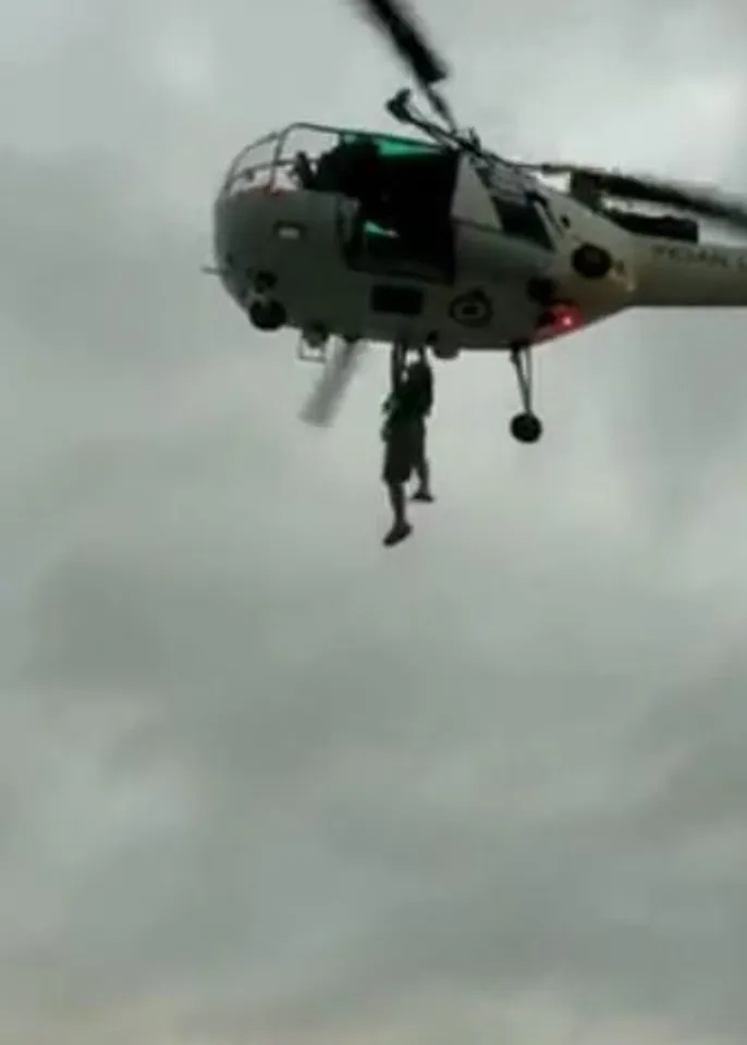 উত্তাল সমুদ্র থেকে বিদেশি-সহ ৫ জনকে উদ্ধার ভারতীয় উপকূল রক্ষী বাহিনীর