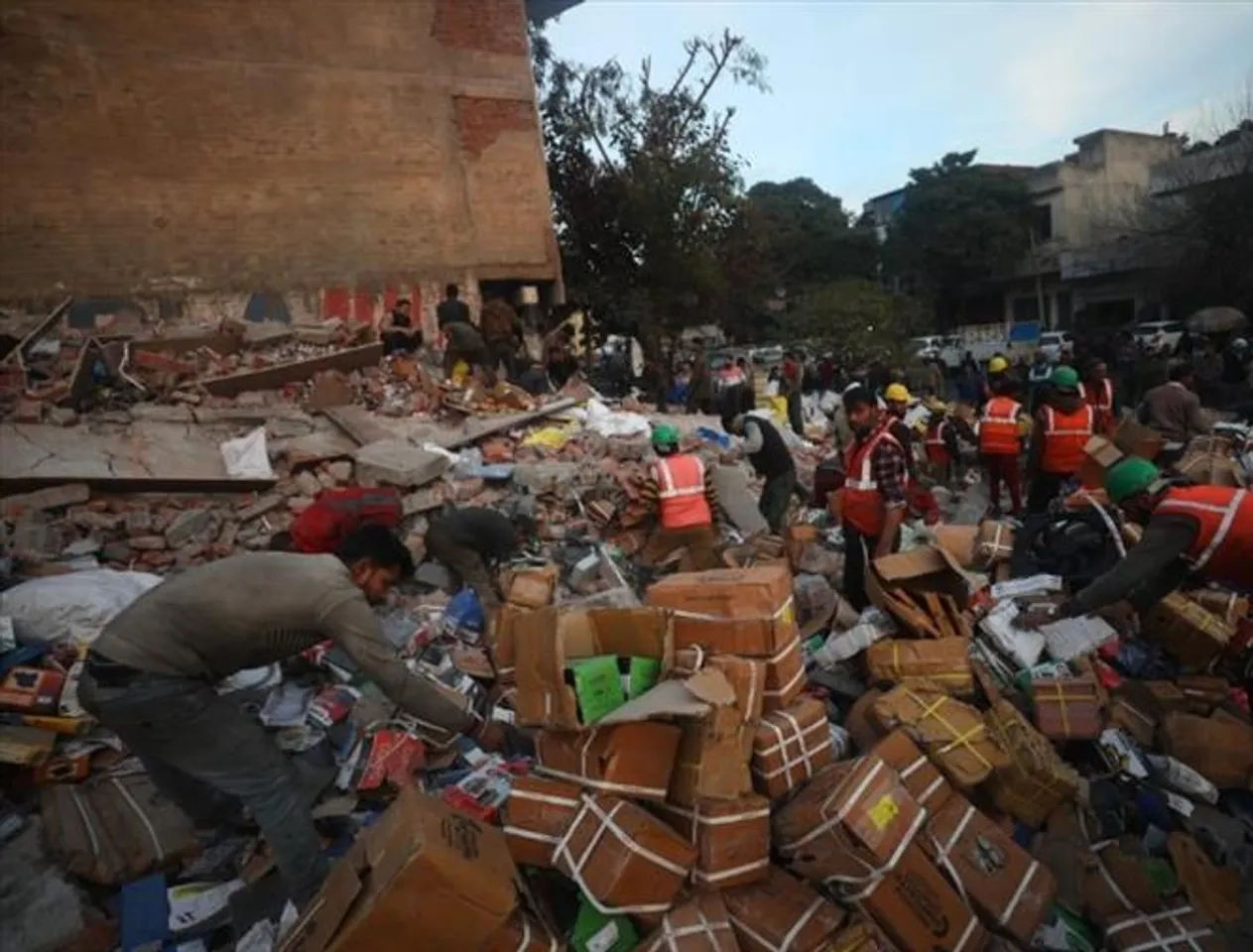 জম্মুর নারওয়াল ইয়ার্ড ট্রান্সপোর্ট নগর এলাকায় তিনতলা ভবন ধসে পড়েছে