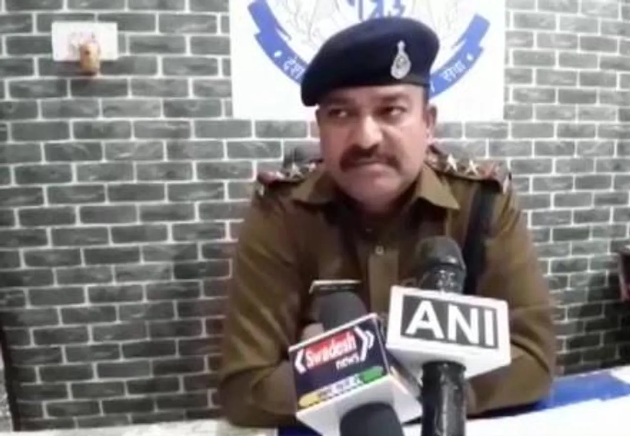 মহিলা যাত্রীকে বাসস্টপে নামিয়ে ধর্ষণ কনডাক্টরের