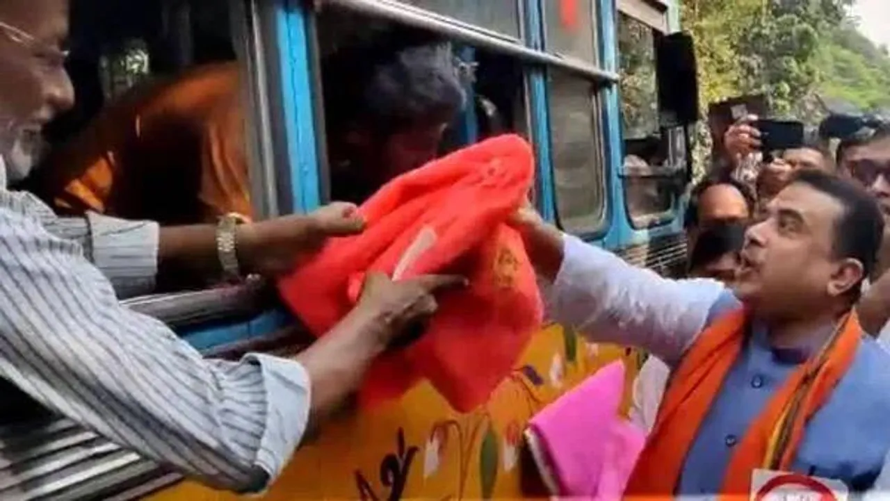 ডেঙ্গি ইস্যুতে পথে মশারি বিলি বিজেপির