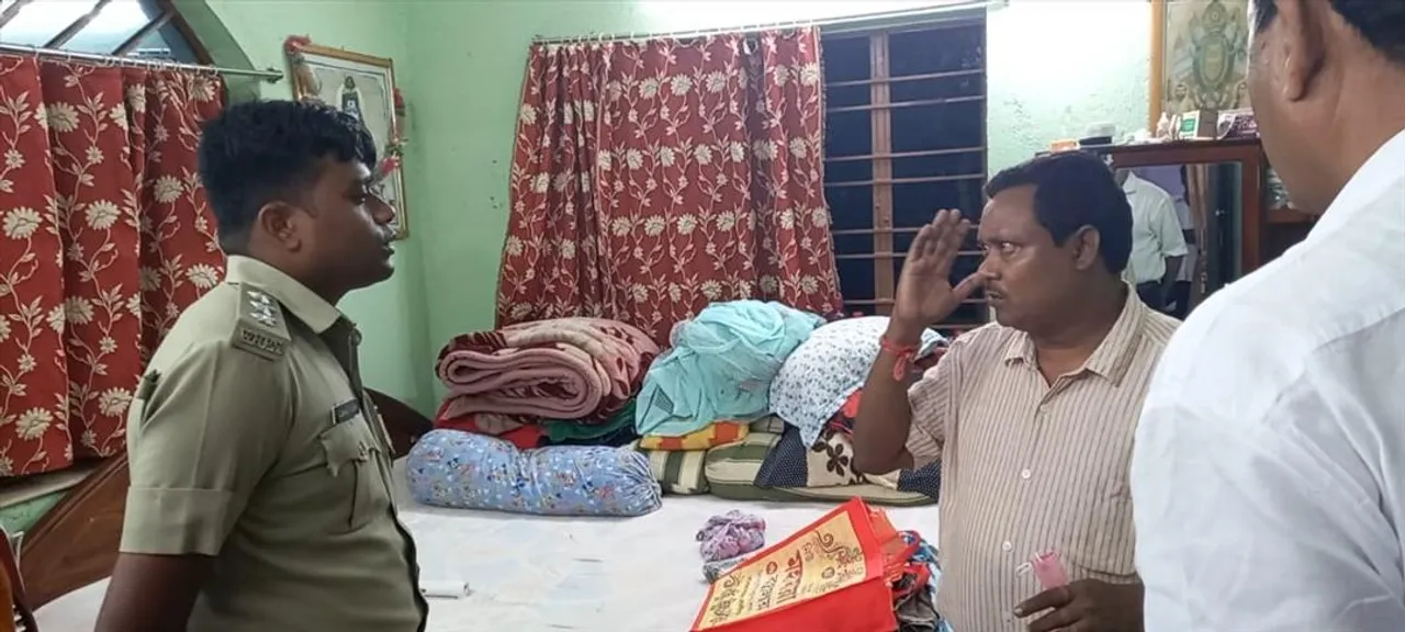 আয়কর দপ্তরের পরিচয় দিয়ে বন্ধুক ঠকিয়ে ৬ লক্ষ টাকা ও সোনার গহনা লুঠ