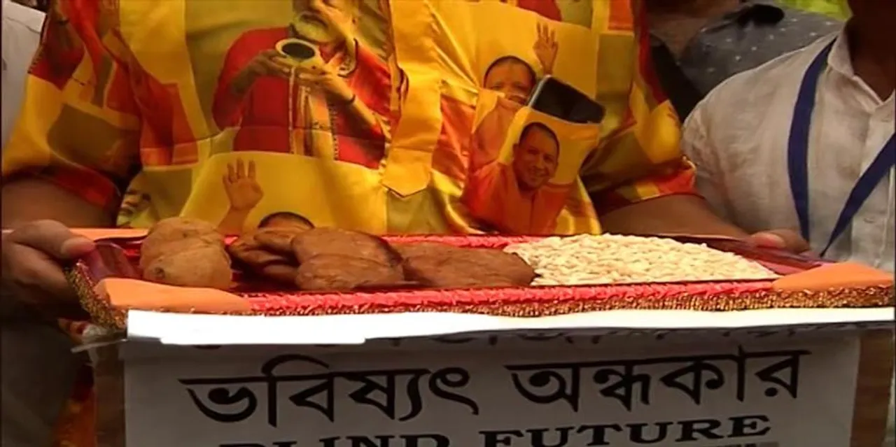 হাতে চপ-মুড়ি নিয়ে বিজেপির অভিনব প্রতিবাদ