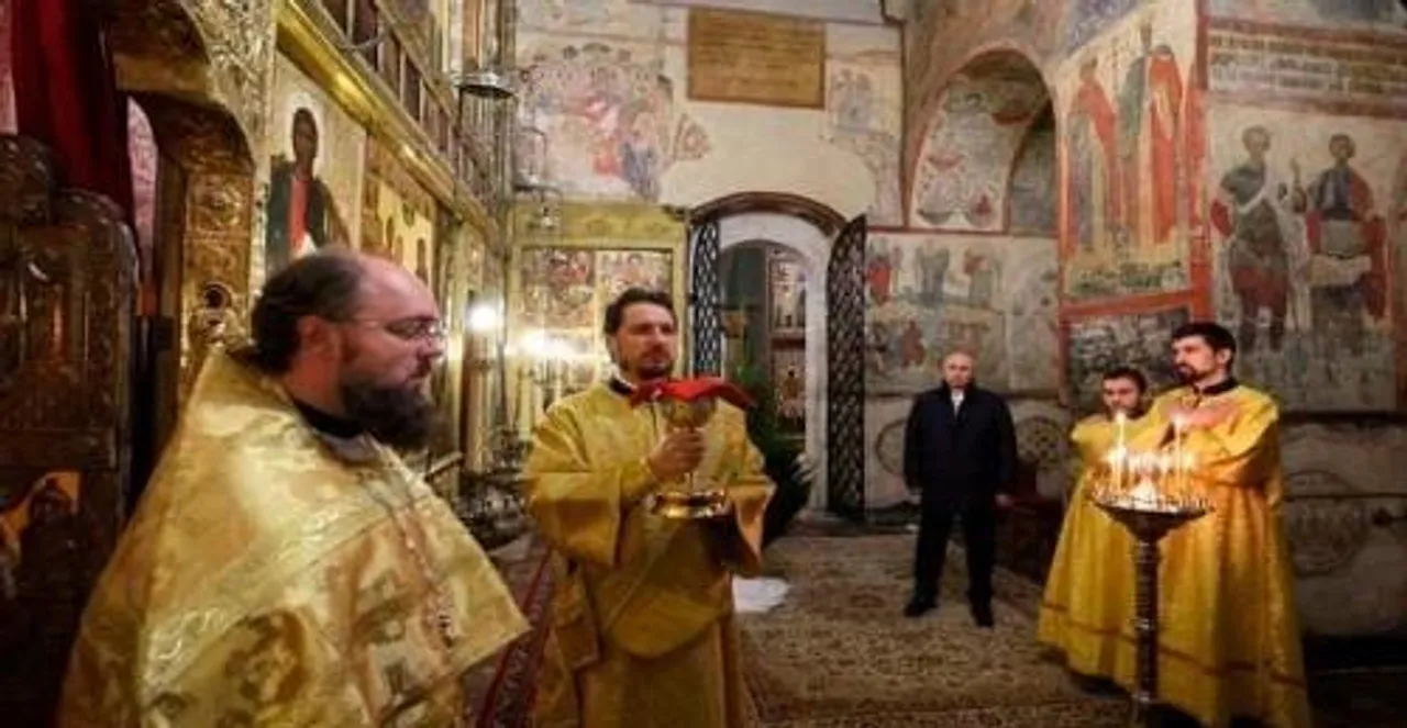 ক্রেমলিনের গির্জায় একাই বড়দিন পালন করেছেন পুতিন