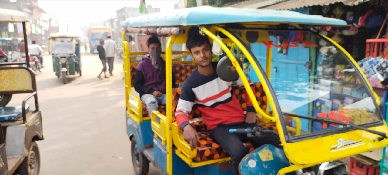 পেটের দায়ে টোটো চালাচ্ছে একাদশ শ্রেণির পড়ুয়া