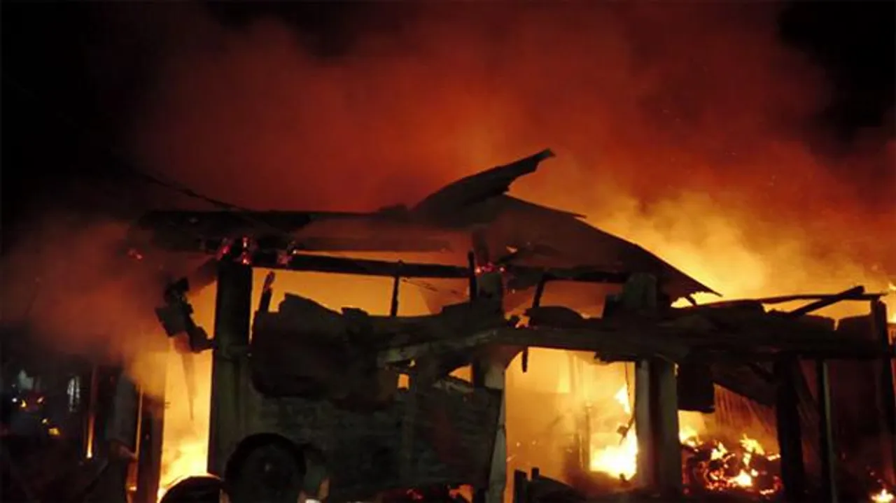 সাতসকালে গড়িয়ার ঘিঞ্জি এলাকায় ভয়াবহ আগুন