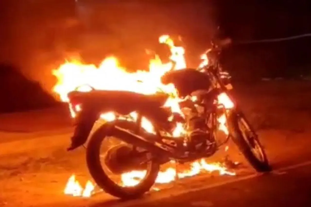 রাজ্য সড়কের ওপর পুড়ে ছাই হয়ে গেল বাইক