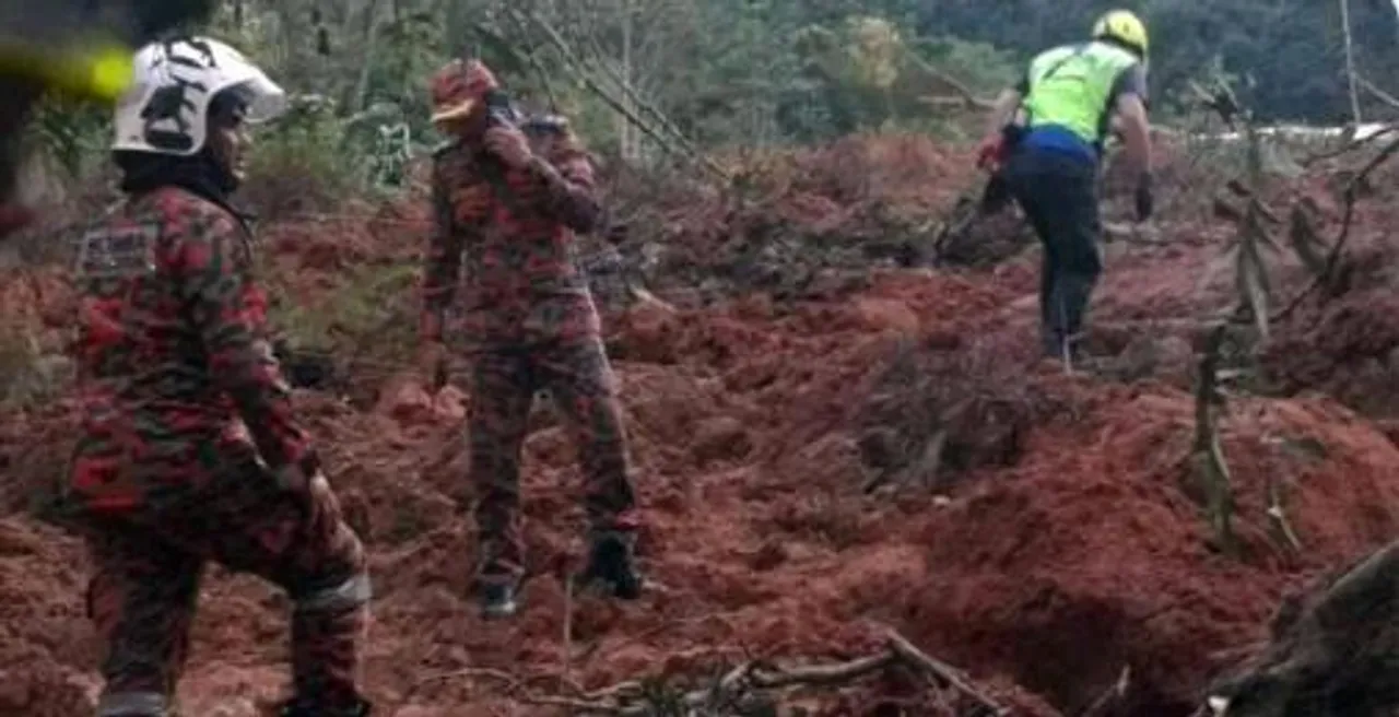 মালয়েশিয়ায় ভয়াবহ ভূমিধসে হত ২১, নিখোঁজ ১২