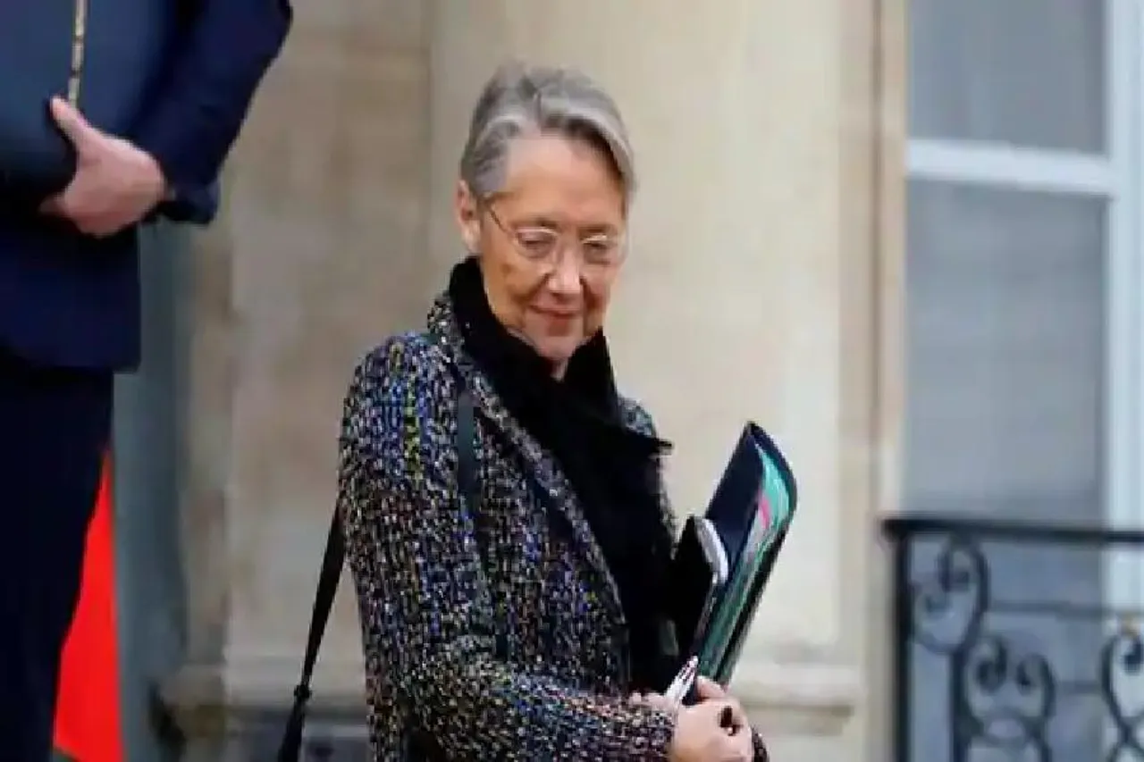 ফরাসি প্রধানমন্ত্রী রক্ষণশীলদের সমর্থনের জন্য পেনশন সংশোধনের প্রস্তাব দিয়েছেন