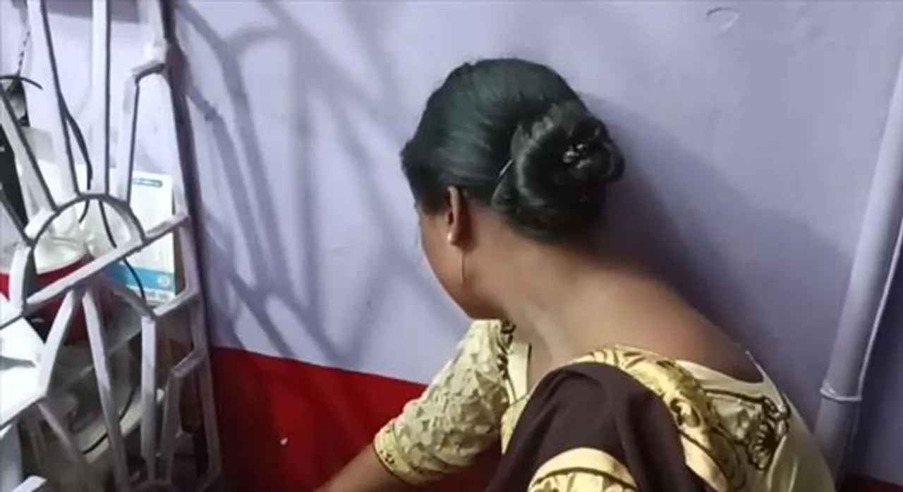 নকল সোনা বিক্রি করতে এসে আটক এক মহিলা