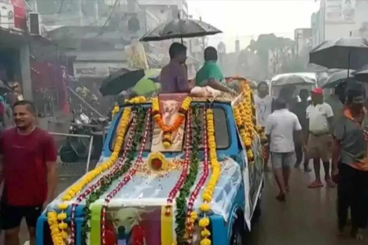 প্রিয় পোষ্যকে চির বিদায় জানাতে বর্নাঢ্য মিছিলের আয়োজন, রইলো ভিডিও