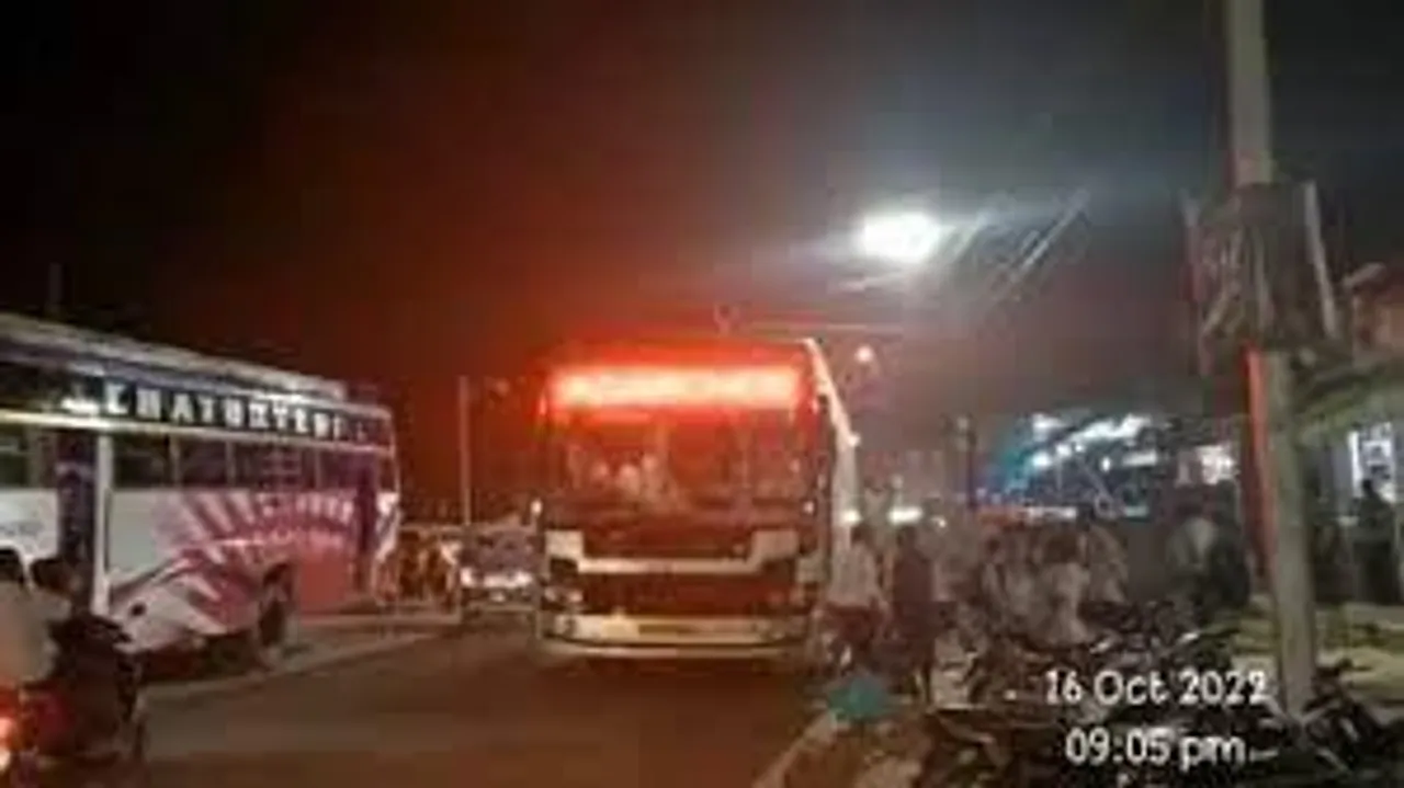 চাকরি থেকে বরখাস্ত হওয়ার রাগ, একী করলেন বাস কন্ডাক্টর!