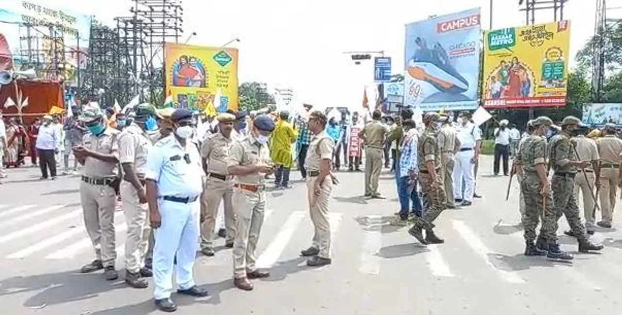 পথ অবরোধ করে বিক্ষোভ, ঘটনাস্থলে কমব্যাট ফোর্স