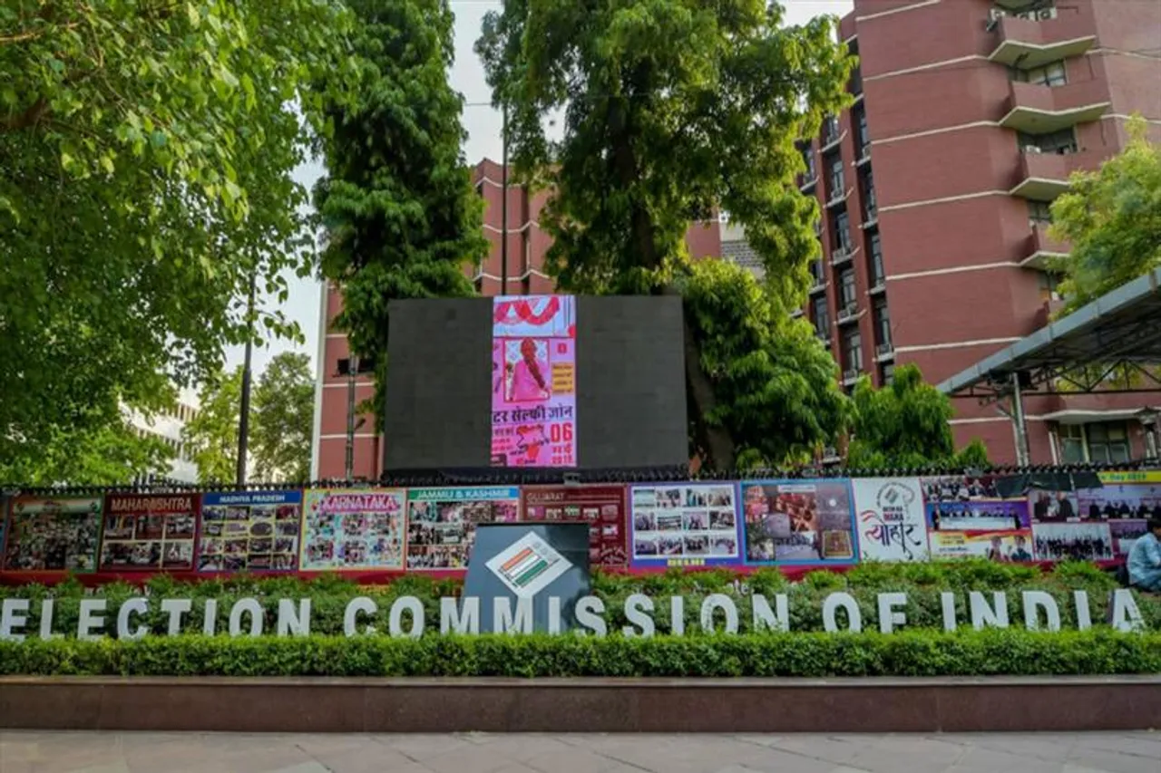 আপকে নিয়ে কমিশনকে চিঠি লিখলেন অবসরপ্রাপ্ত আমলারা