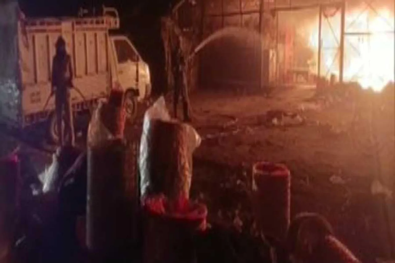 লখনউয়ে আগুন