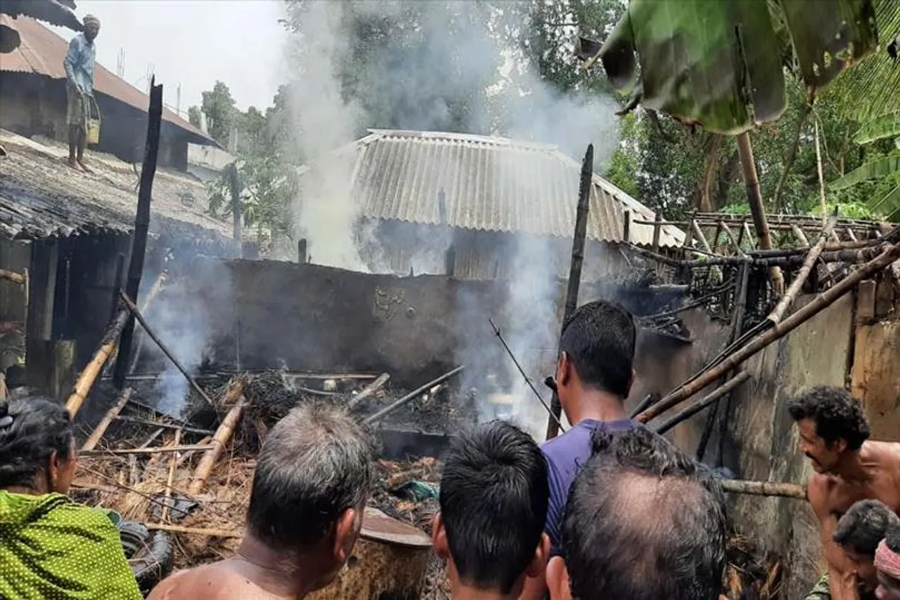 সাঁকরাইল ব্লকের কুবদা গ্রামের একটি বাড়িতে বিধ্বংসী আগুন, ঘটনাস্থলে দমকলের একটি ইঞ্জিন