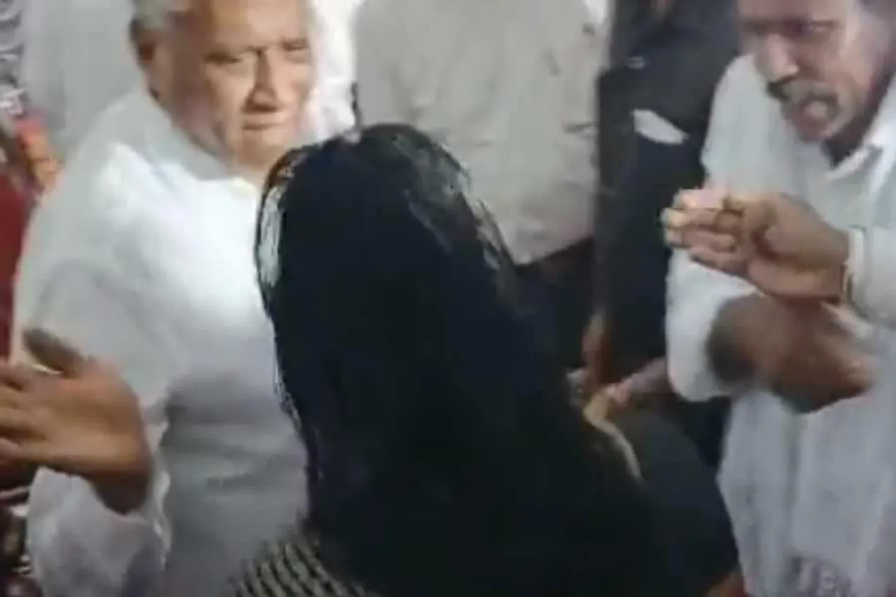 মহিলাকে সপাটে চড় মন্ত্রীর, ভাইরাল ভিডিও