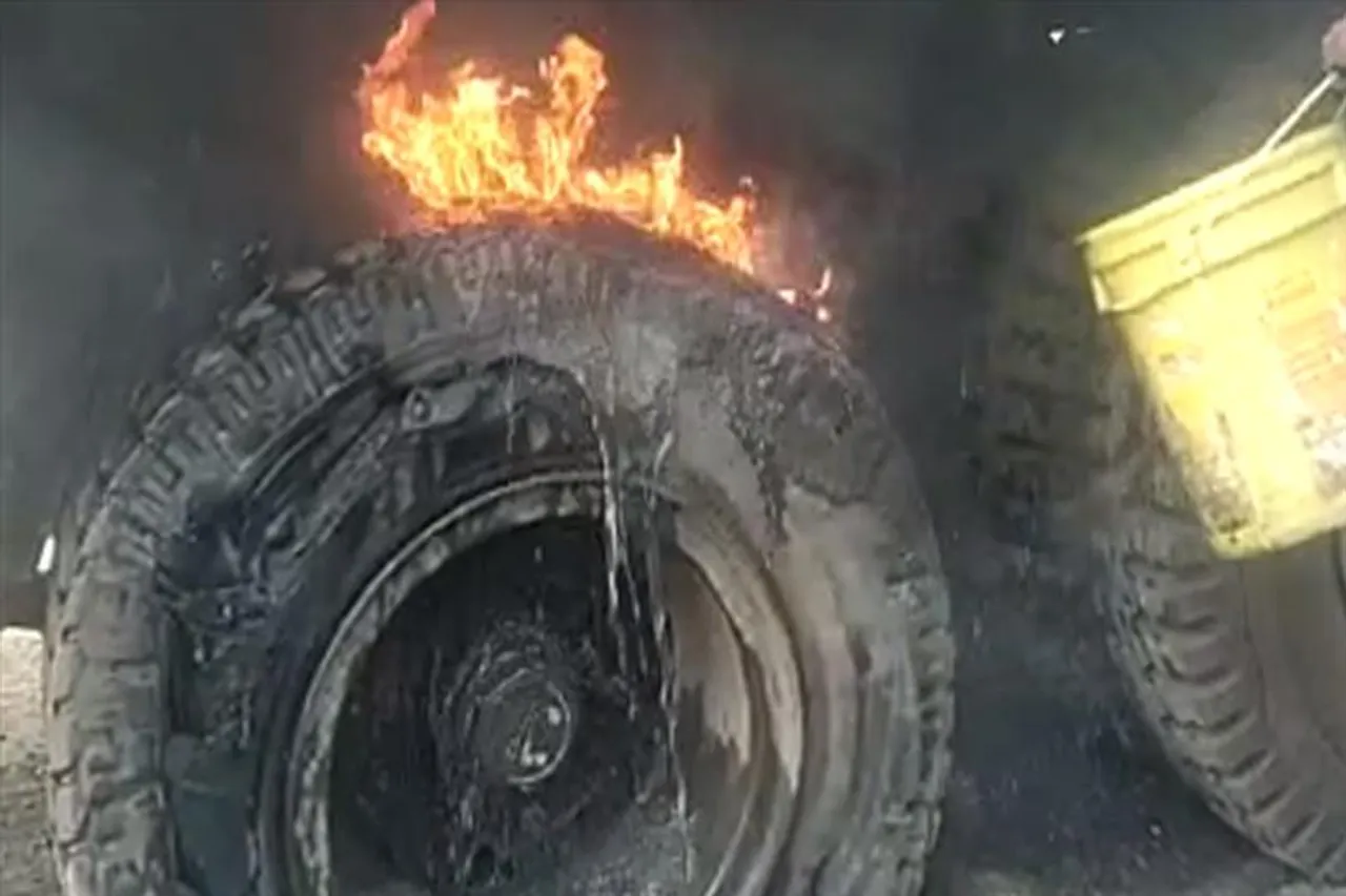 চলন্ত ট্রাকের চাকায় অগ্নিকাণ্ড