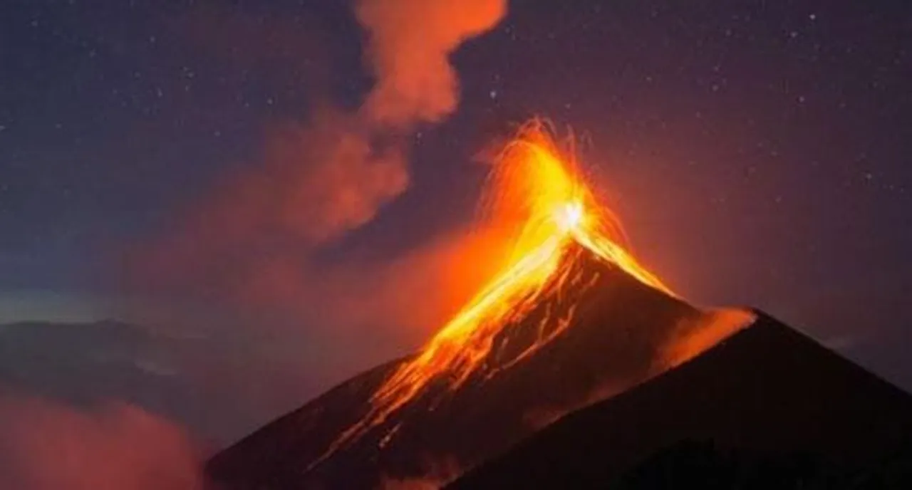 জেগে উঠল আগ্নেয়গিরি 'ফুয়েগো'