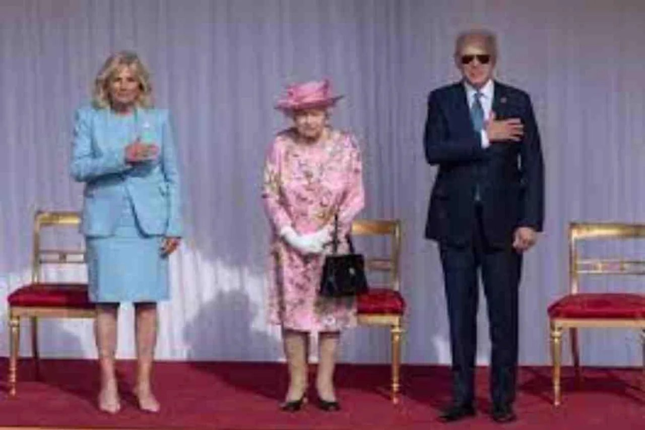 শোক বইয়ে স্বাক্ষর আমেরিকার রাষ্ট্রপতি ও ফার্স্ট লেডির